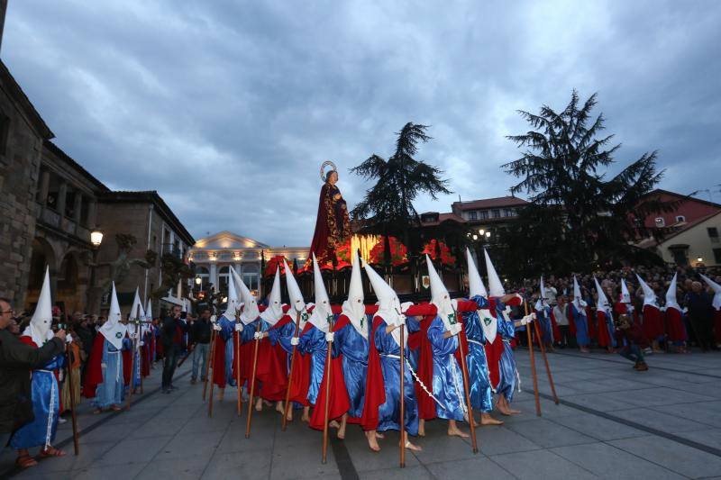 Una abarrotada Plaza de España siguió la procesión del Santo Encuentro en Avilés