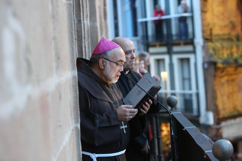 Una abarrotada Plaza de España siguió la procesión del Santo Encuentro en Avilés