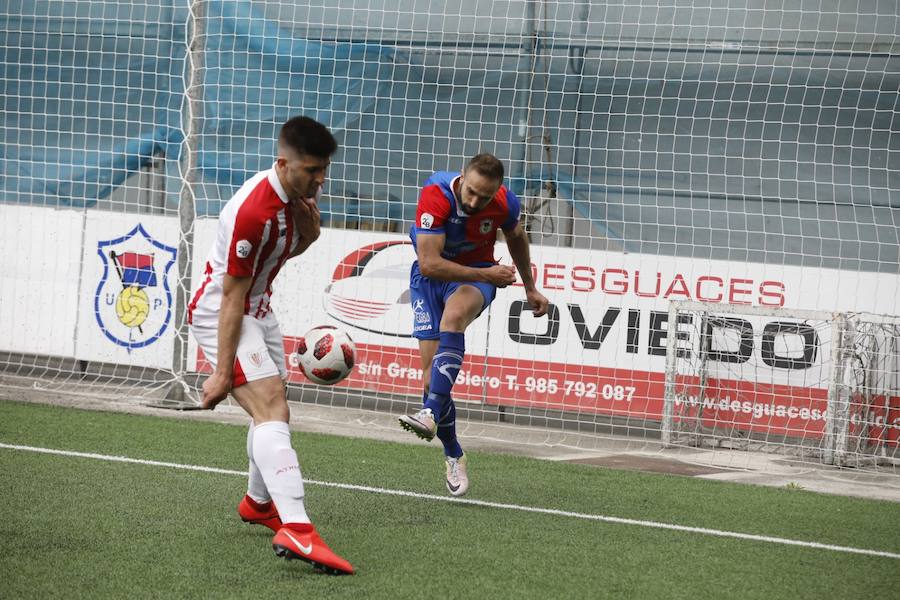 Derrota del Langreo frente a un Bilbao Athletic (0-2) que mostró en Ganzábal la pegada que añoraron los locales.