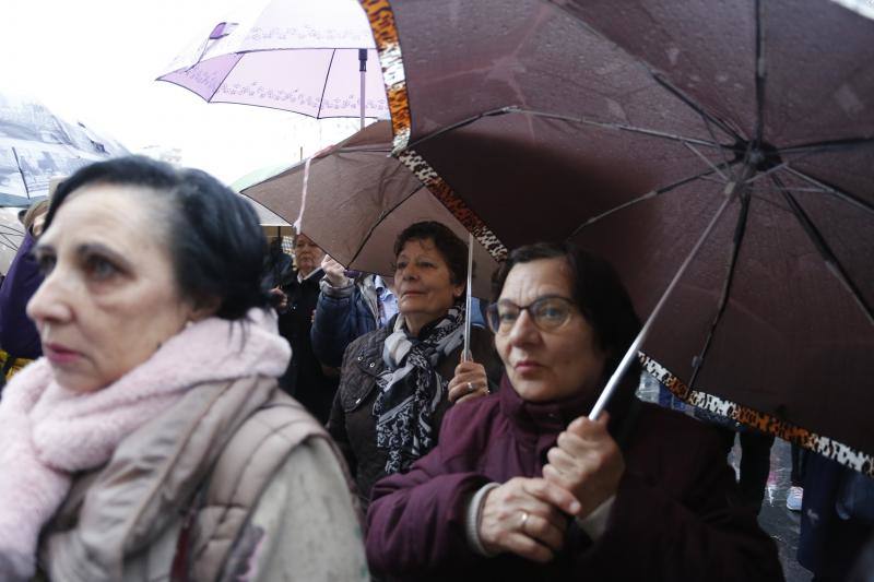 Decenas de devotos siguieron la celebración de las catorce estaciones a cubierto