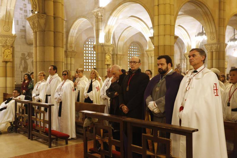 Decenas de devotos siguieron la celebración de las catorce estaciones a cubierto