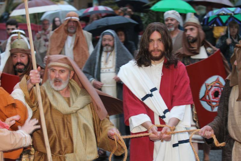 Cientos de fieles presenciaron las últimas horas de Jesús en el Vía Crucis de Infiesto