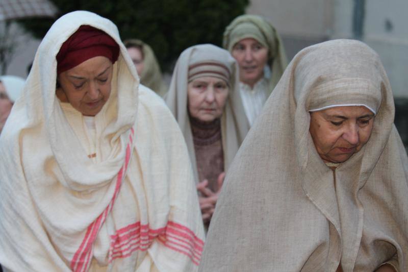 Cientos de fieles presenciaron las últimas horas de Jesús en el Vía Crucis de Infiesto