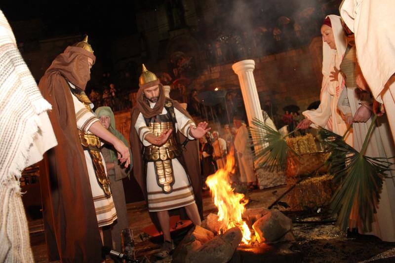 Cientos de fieles presenciaron las últimas horas de Jesús en el Vía Crucis de Infiesto