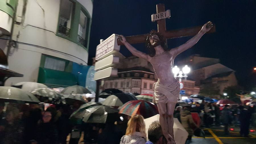 Miles de personas acompañaron eN Luarca a la imagen hasta La Atalaya