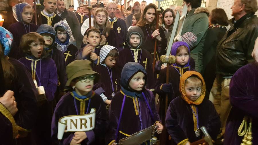 Miles de personas acompañaron eN Luarca a la imagen hasta La Atalaya