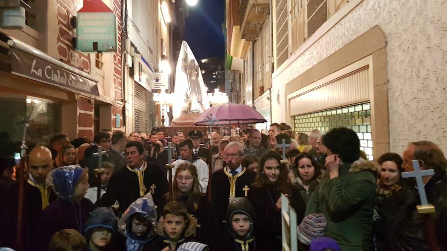 Miles de personas acompañaron eN Luarca a la imagen hasta La Atalaya