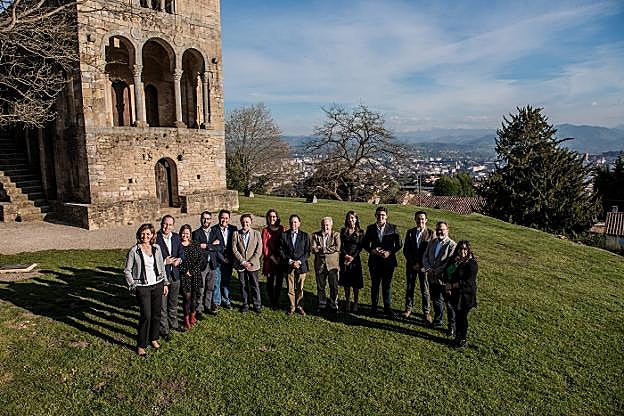 Alfredo Canteli, en el centro, rodeado de su equipo. 