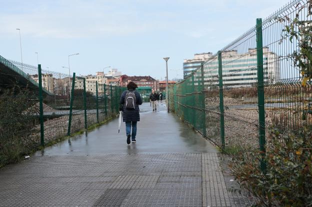 Paso habilitado entre Sanz Crespo y Maximino González. 