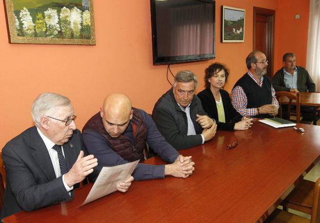 Manuel Arrieta, Jesús Martínez Salvador, Álvaro Muñiz, Montserrat López y el presidente de Les Caseríes, Manuel González-Posada. 