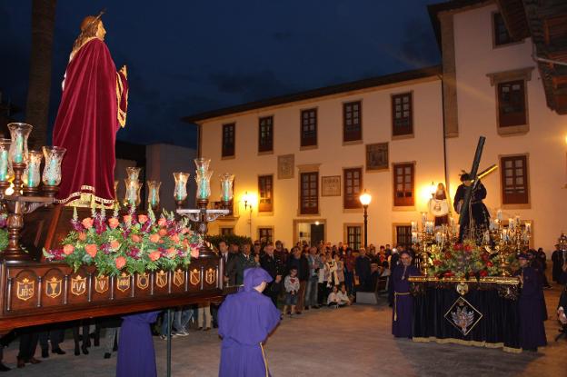 La imagen de San Juan frente a la de Jesús cargando con la Cruz y tras él, la Verónica. 