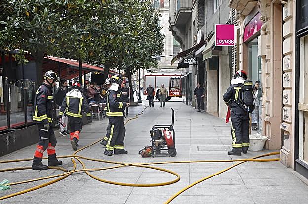 Los bomberos durante la intervención en el edificio ocupado de la calle Corrida. 
