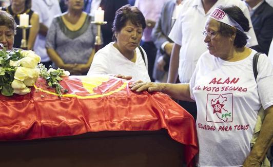 Miles de personas, incluidos políticos y partidarios, acuden este jueves a despedir al expresidente peruano Alan García. 