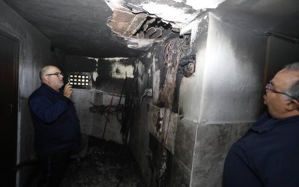 Desalojados los vecinos de seis viviendas de un edificio por un incendio en Langreo