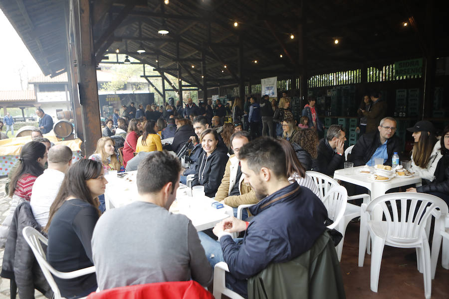 La celebración de la primera sidre del año en Gijón que tiene lugar en el Pueblo de Asturias desde el jueves 18 de abril hasta el domingo 21.