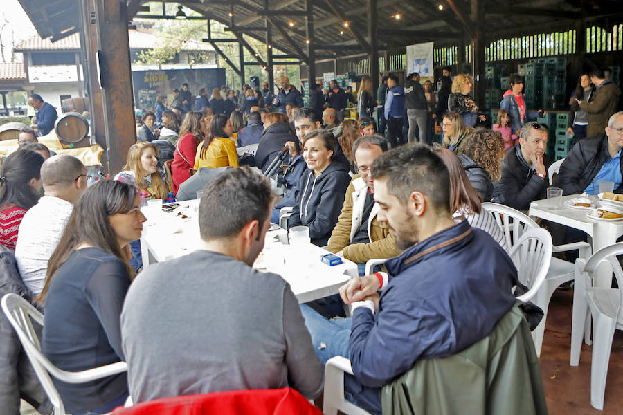 La celebración de la primera sidre del año en Gijón que tiene lugar en el Pueblo de Asturias desde el jueves 18 de abril hasta el domingo 21.