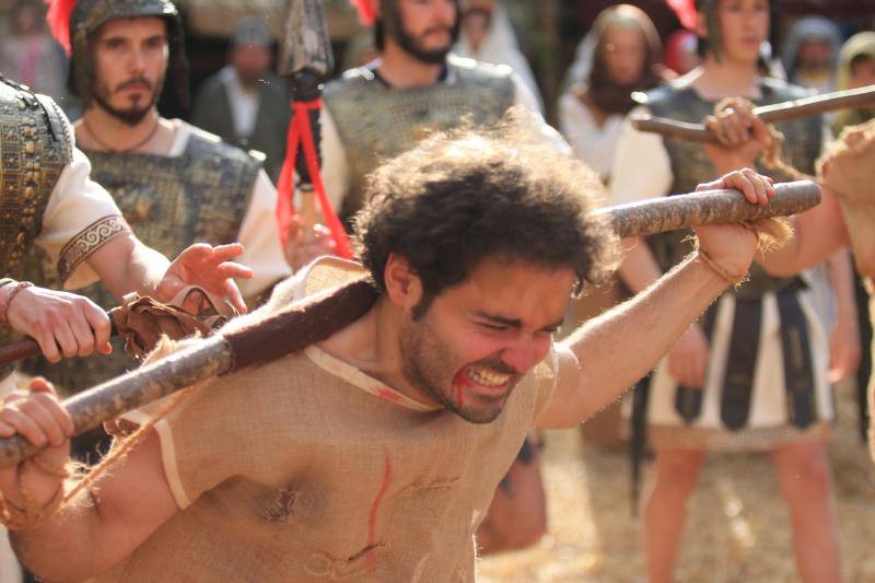 El Vía Crucis Viviente de Infiesto vivió este viernes una de sus jornadas más exitosas y multitudinarias. Se completó la sexta edición de una actividad que ya se ha ganado un lugar destacado entre las celebraciones de Semana Santa en Asturias.