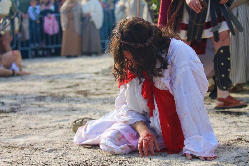 El Vía Crucis Viviente de Infiesto vivió este viernes una de sus jornadas más exitosas y multitudinarias. Se completó la sexta edición de una actividad que ya se ha ganado un lugar destacado entre las celebraciones de Semana Santa en Asturias.