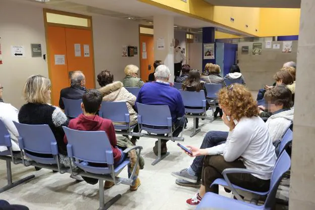 Sala de espera del área de urgencias en el centro de salud de Puerta la Villa, en Gijón. 