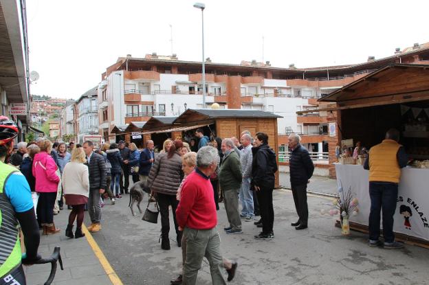 La calle Ramón Pérez de Ayala, con los puestos de marañueles. 