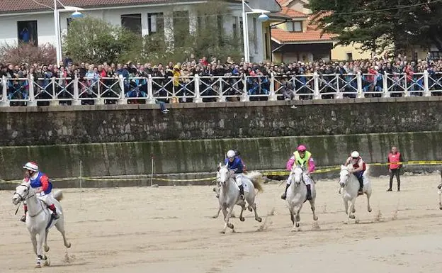 Un instante de la famosa carrera de caballos de Ribadesella 