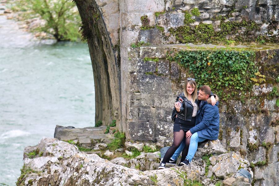 Las buenas temperaturas han animado a echarse a las calles y disfrutar de una jornada soleada en el oriente asturiano