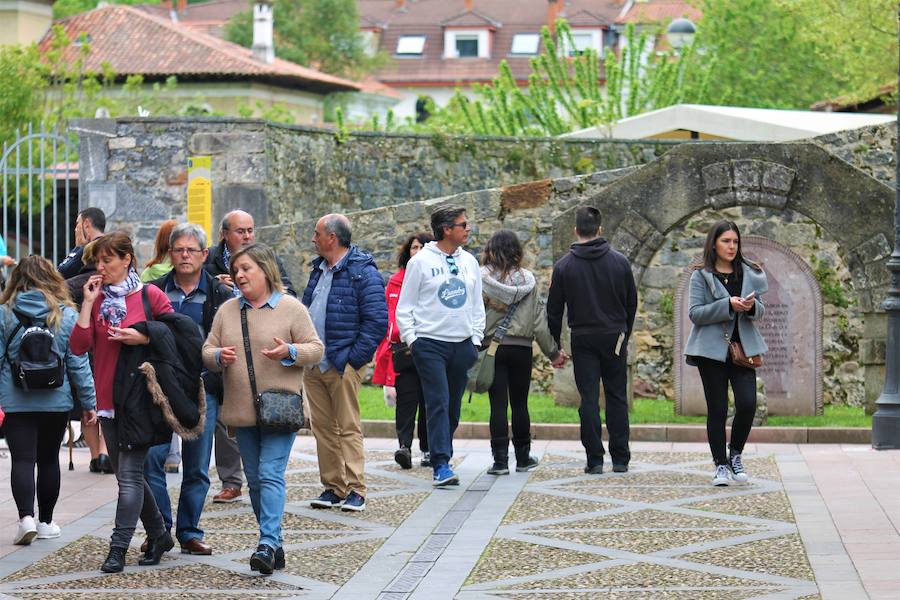 Las buenas temperaturas han animado a echarse a las calles y disfrutar de una jornada soleada en el oriente asturiano