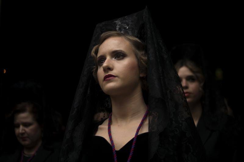 Los penitentes de la hermandad de 'Las Aguas' participan en una procesión de Semana Santa en Sevilla