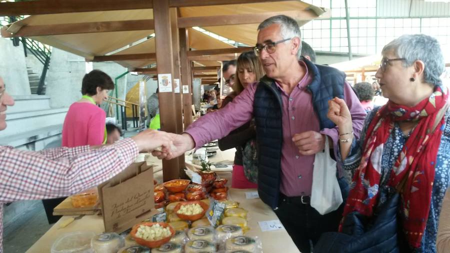 Un total de 45 expositores dieron a conocer sus productos agroalimentarios como embutidos, cerveza o panes, de los cuales 27 eran queserías que pusieron a la ventas sus mejores quesos. 