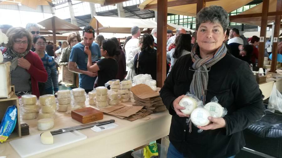 Un total de 45 expositores dieron a conocer sus productos agroalimentarios como embutidos, cerveza o panes, de los cuales 27 eran queserías que pusieron a la ventas sus mejores quesos. 