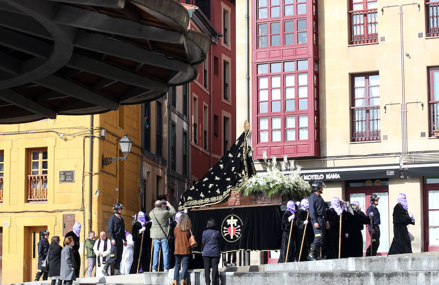 La procesión de la Virgen de la Soledad transcurrió entre decenas de personas por las calles de Oviedo. La cita tradicional de Sábado Santo.