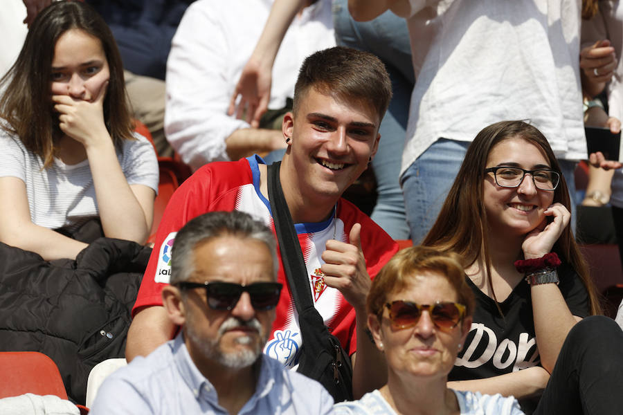 Fotos: ¿Estuviste en el derbi femenino en El Molinón? ¡Búscate!