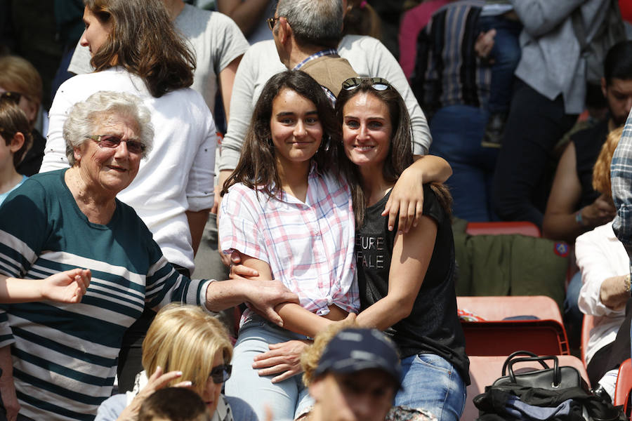 Fotos: ¿Estuviste en el derbi femenino en El Molinón? ¡Búscate!