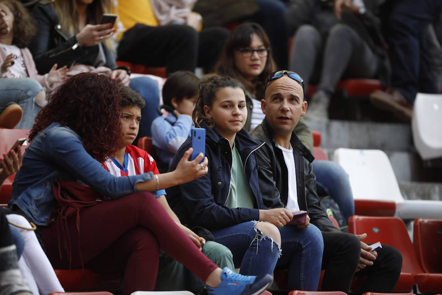 Fotos: ¿Estuviste en el derbi femenino en El Molinón? ¡Búscate!