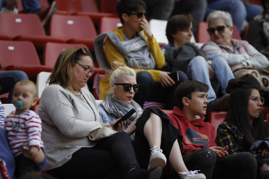 Fotos: ¿Estuviste en el derbi femenino en El Molinón? ¡Búscate!