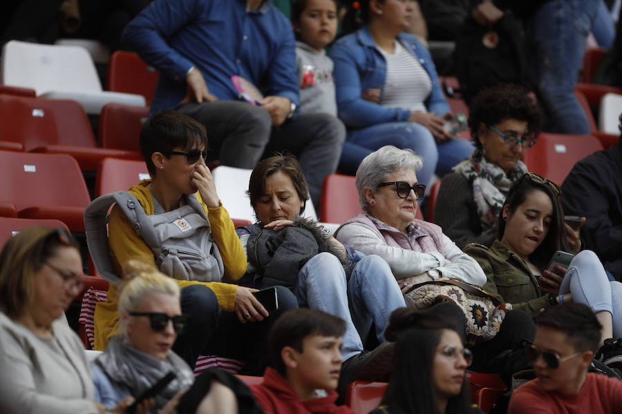 Fotos: ¿Estuviste en el derbi femenino en El Molinón? ¡Búscate!