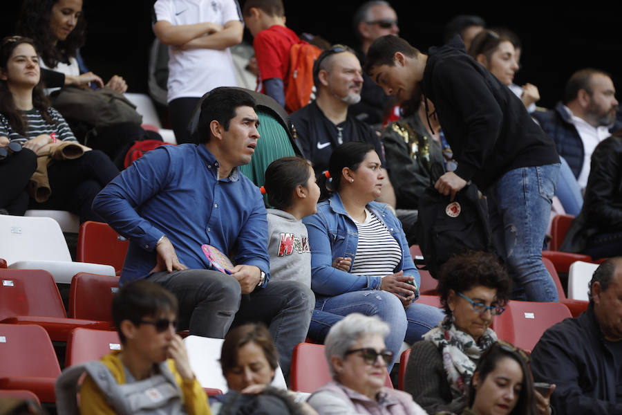 Fotos: ¿Estuviste en el derbi femenino en El Molinón? ¡Búscate!