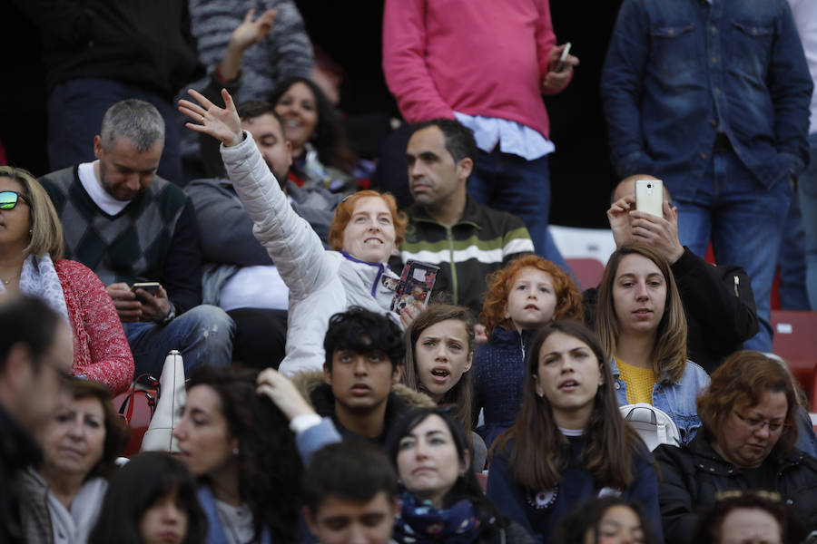 Fotos: ¿Estuviste en el derbi femenino en El Molinón? ¡Búscate!