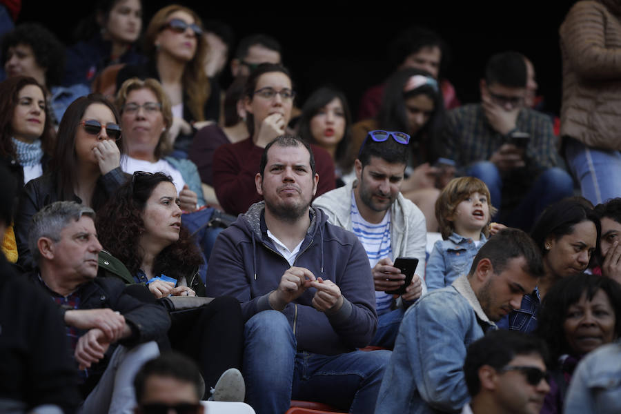 Fotos: ¿Estuviste en el derbi femenino en El Molinón? ¡Búscate!