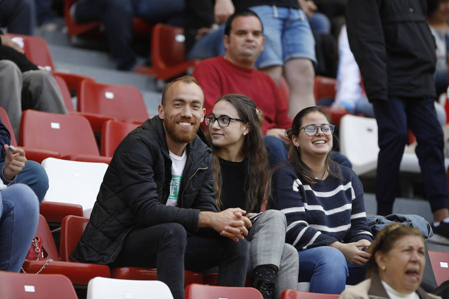 Fotos: ¿Estuviste en el derbi femenino en El Molinón? ¡Búscate!