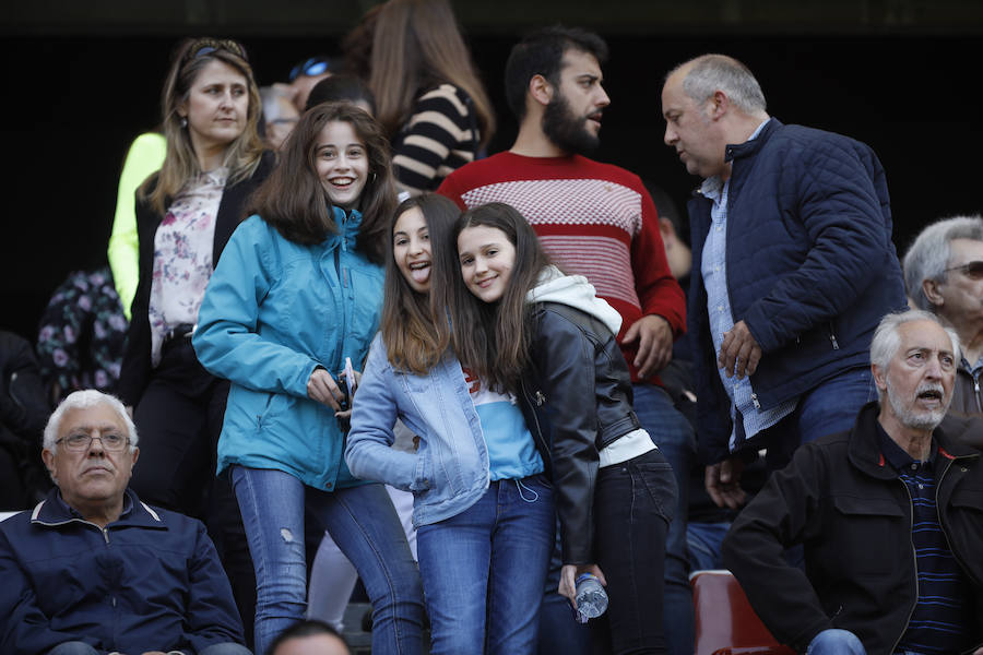 Fotos: ¿Estuviste en el derbi femenino en El Molinón? ¡Búscate!