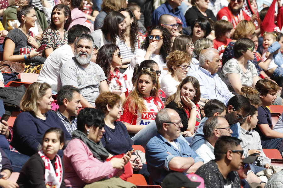 Fotos: ¿Estuviste en el derbi femenino en El Molinón? ¡Búscate!