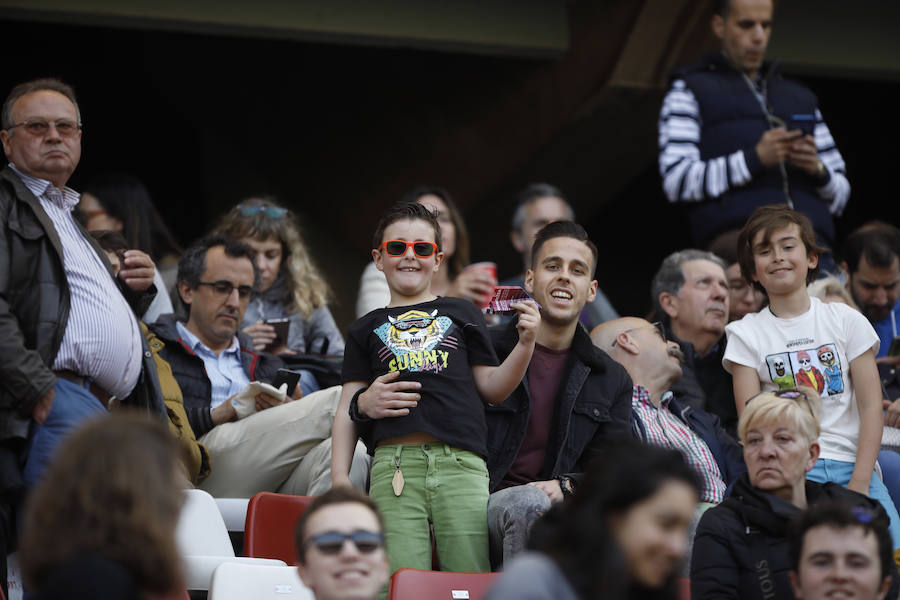 Fotos: ¿Estuviste en el derbi femenino en El Molinón? ¡Búscate!