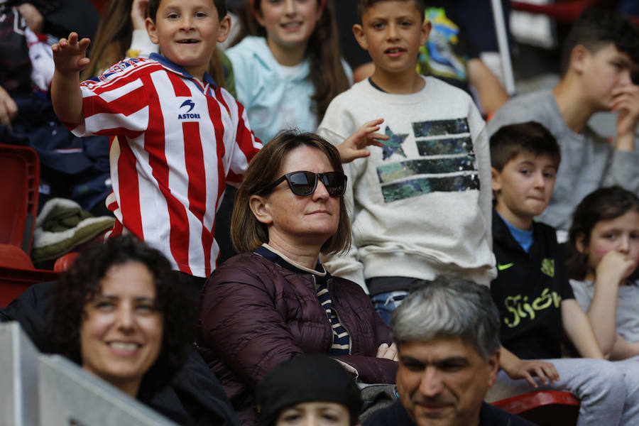 Fotos: ¿Estuviste en el derbi femenino en El Molinón? ¡Búscate!