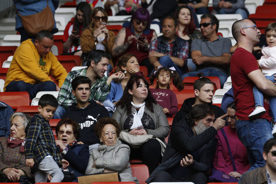 Fotos: ¿Estuviste en el derbi femenino en El Molinón? ¡Búscate!