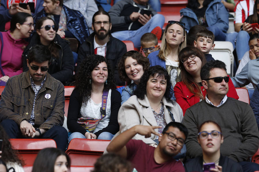 Fotos: ¿Estuviste en el derbi femenino en El Molinón? ¡Búscate!