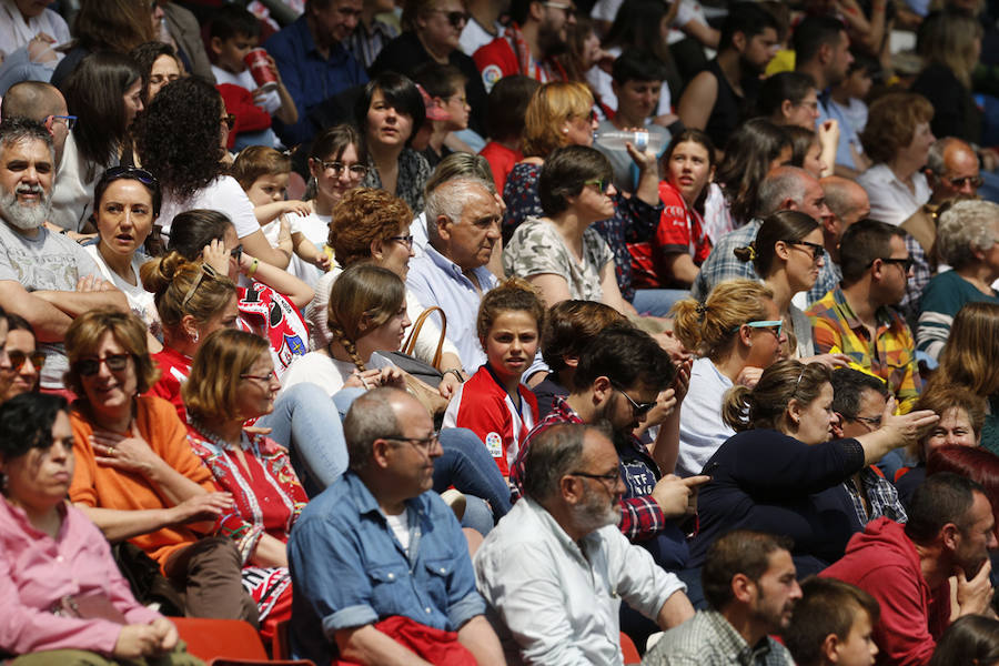 Fotos: ¿Estuviste en el derbi femenino en El Molinón? ¡Búscate!