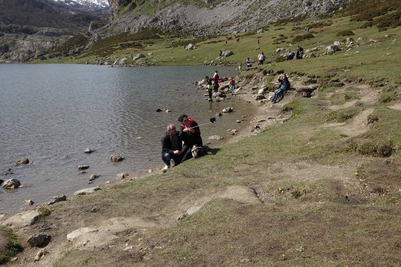 El Principado tuvo un tiempo de lo más agradable durante la jornada del Viernes Santo. Puntos de gran afluencia turística, como la costa o los Lagos de Covadonga se llenaron de visitantes