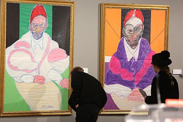 Dos visitantes contemplas los dibujos de Francis Bacon en la cúpula del Niemeyer. 