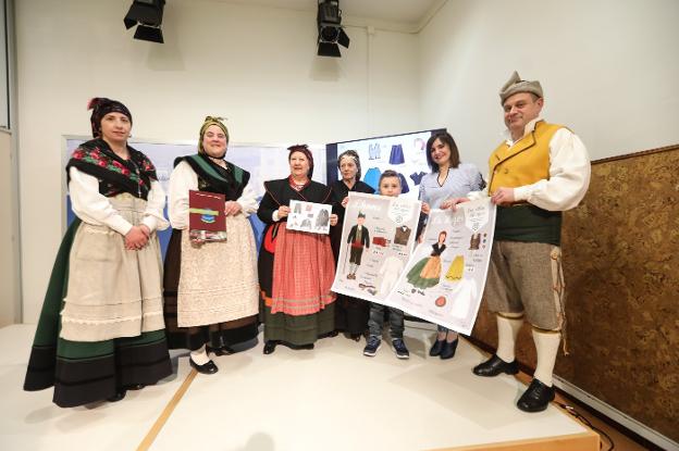 Presentación de 'Los vestíos de ayeri' en el Ayuntamiento . 